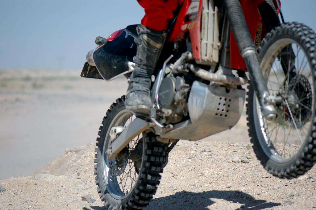 Dirt bike Honda 600R wheelie