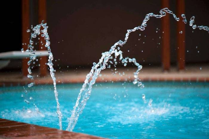 Pool water fountain