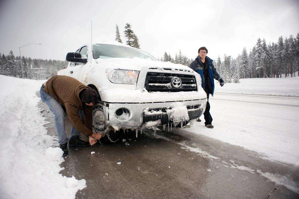 Installing chains snow Toyota