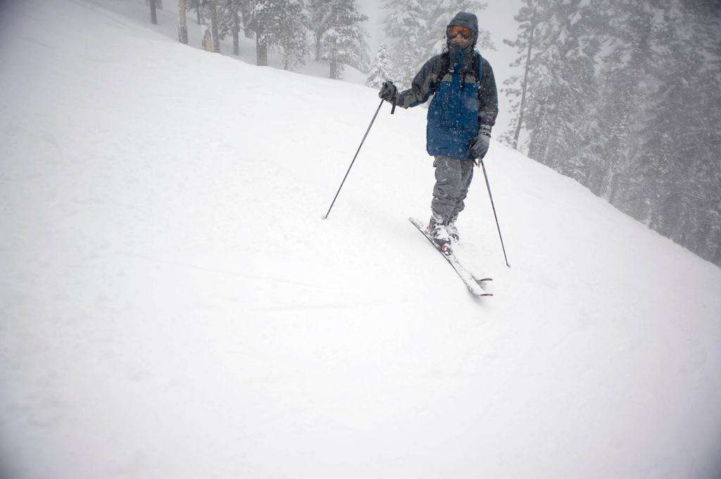 Tahoe Northstar snowing ski