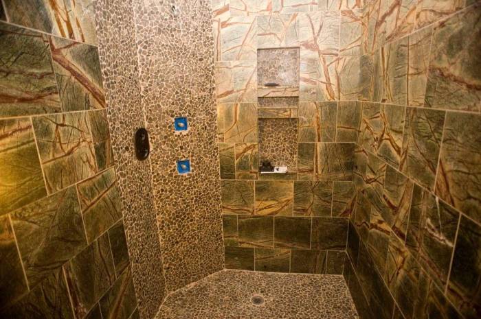 Shower tiling body sprays shelf