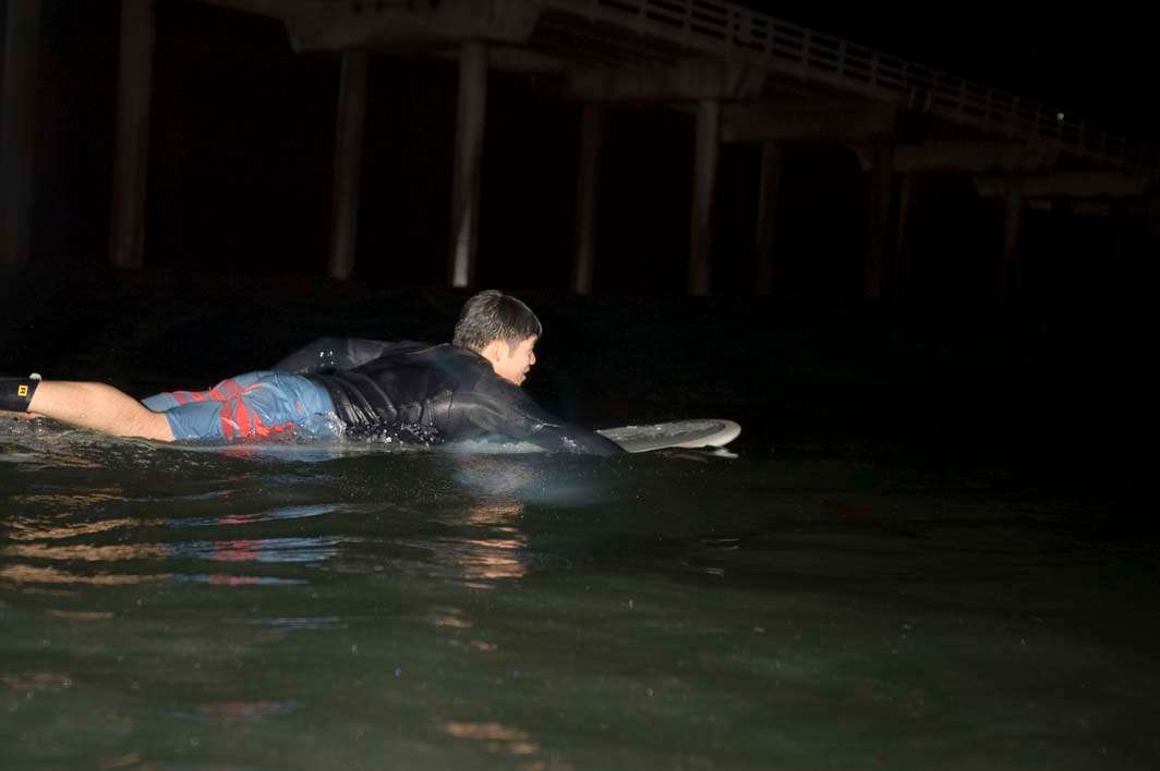 Night surf nightsurf Scripps Pier paddle out longboard
