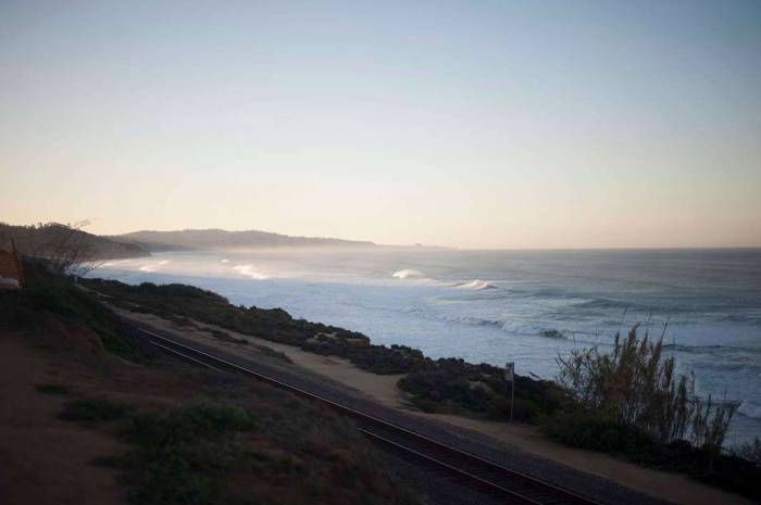 Surf Del Mar cliffs high tide horizon waves