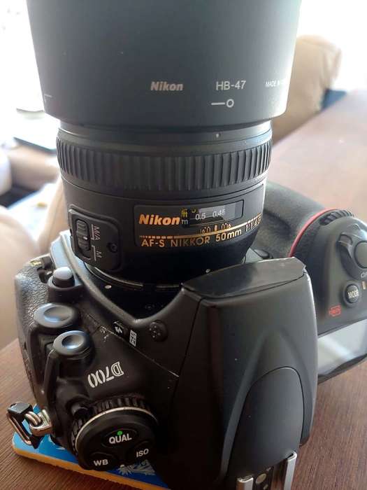 Nikon D700 50mm f14 lens hood