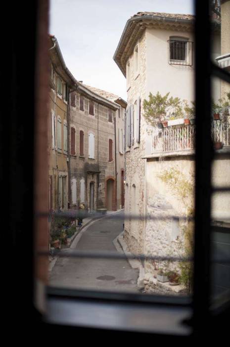 Chambres LOustalet room view street Gigondas