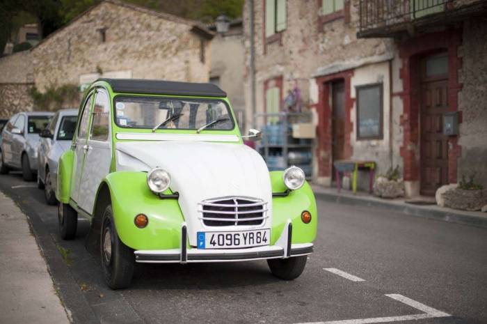 Citroen lime green white Gigondas car