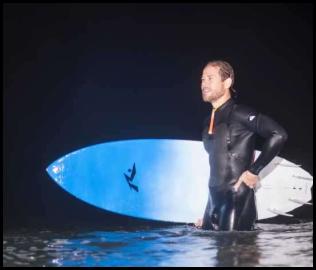 Night surfing flash standing Rusty board