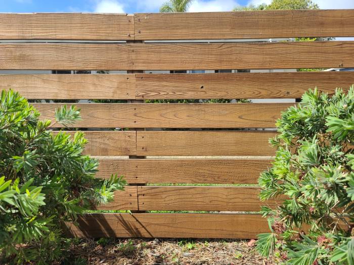 Horizontal fencing worn