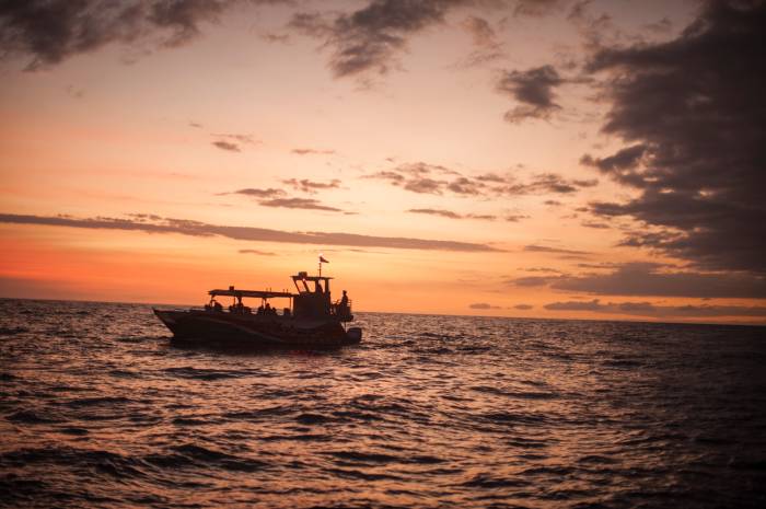 Hawaii manta night dive boat sunset
