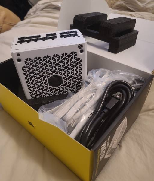 Corsair RM750 power supply white