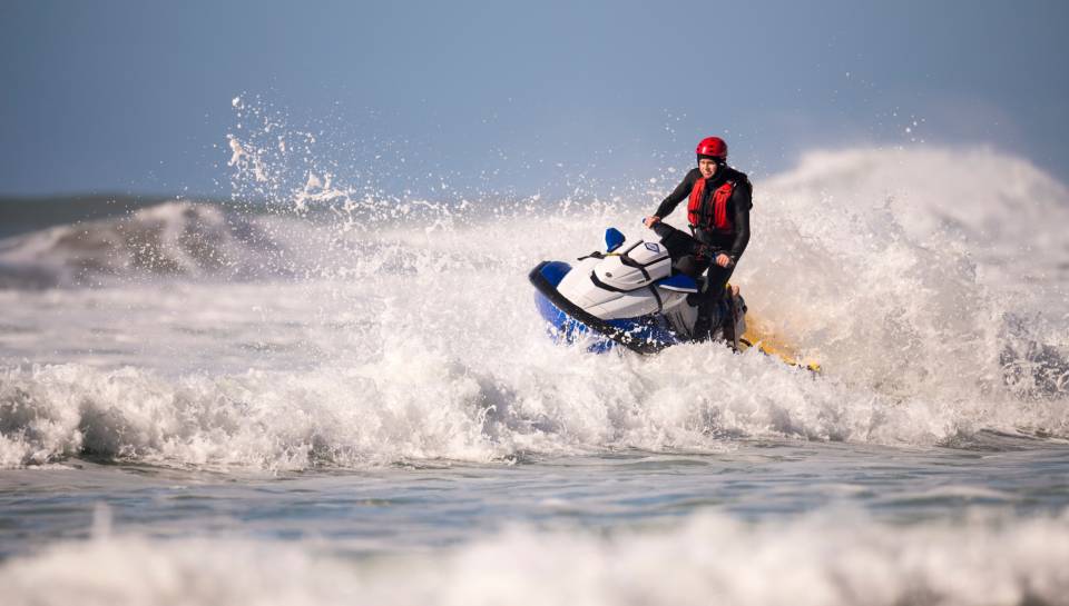 Surfing Blacks Beach La Jolla January 06 2023 lifeguard